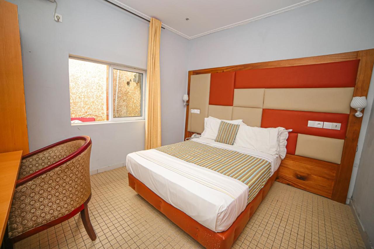 Fini Hotel Bobende Limbe Esterno foto