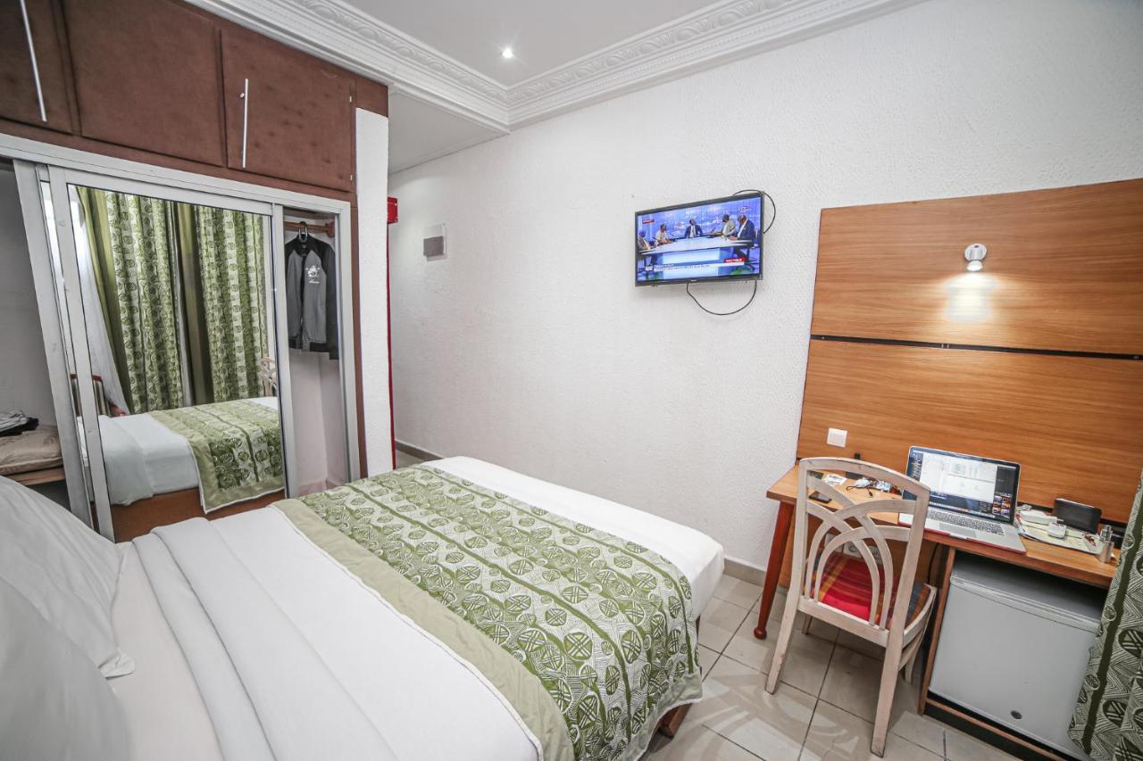 Fini Hotel Bobende Limbe Esterno foto