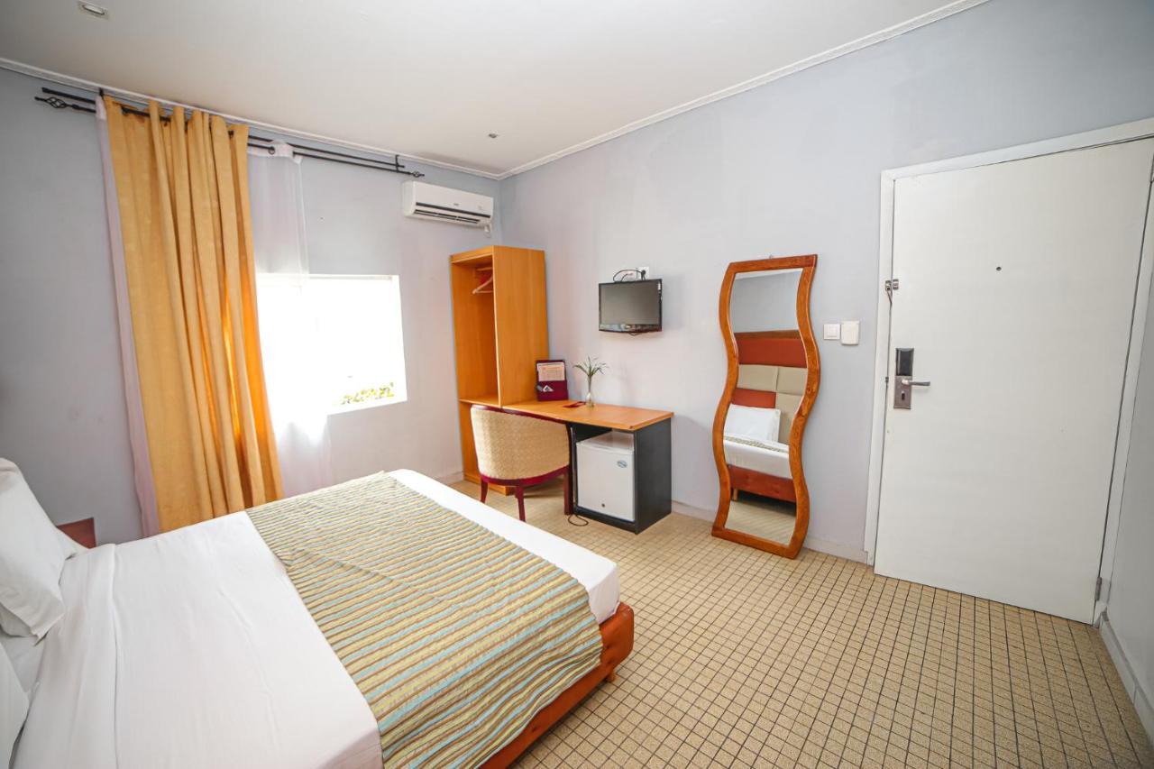 Fini Hotel Bobende Limbe Esterno foto