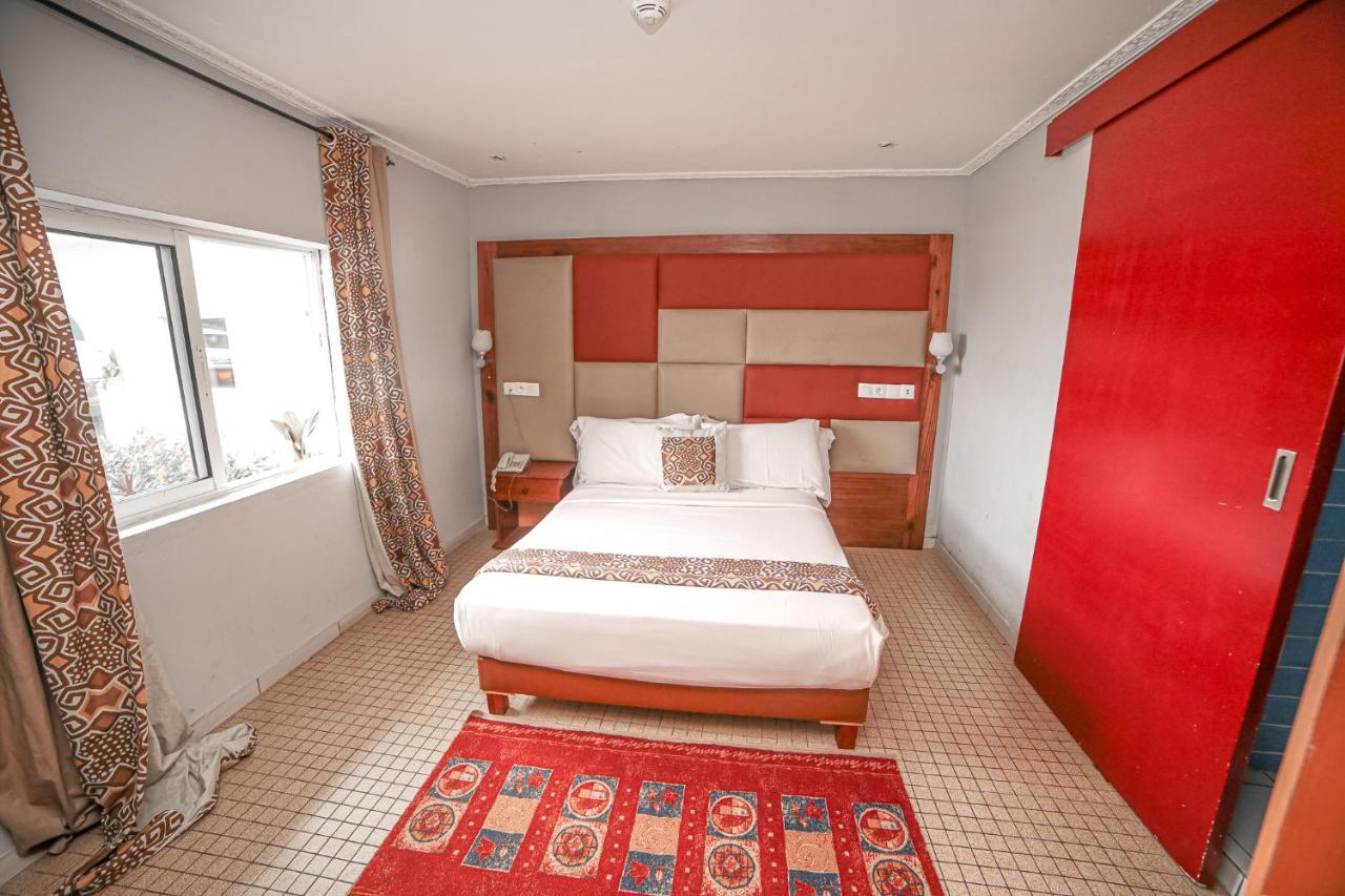 Fini Hotel Bobende Limbe Esterno foto