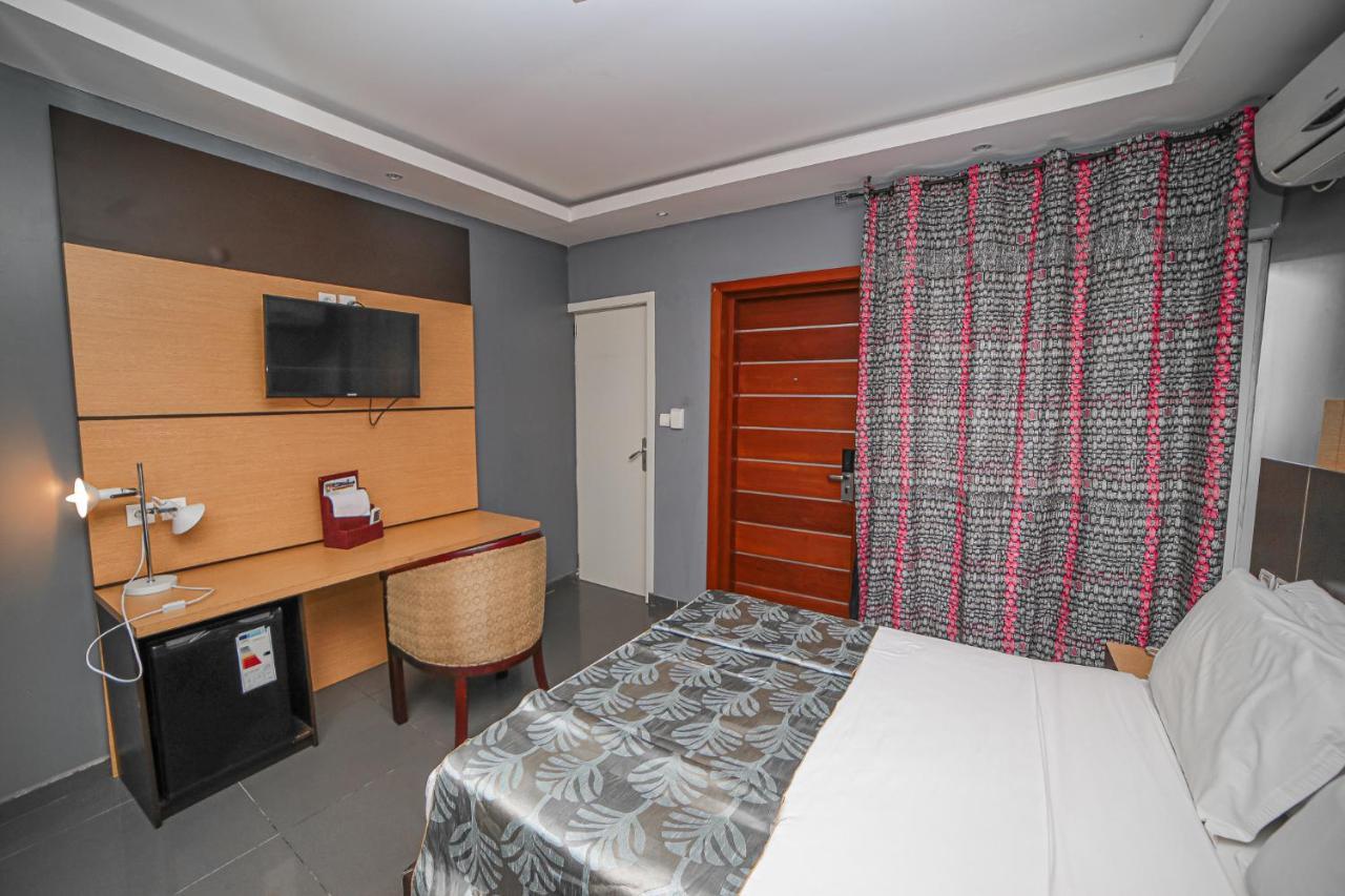 Fini Hotel Bobende Limbe Esterno foto