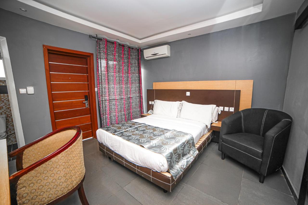 Fini Hotel Bobende Limbe Esterno foto