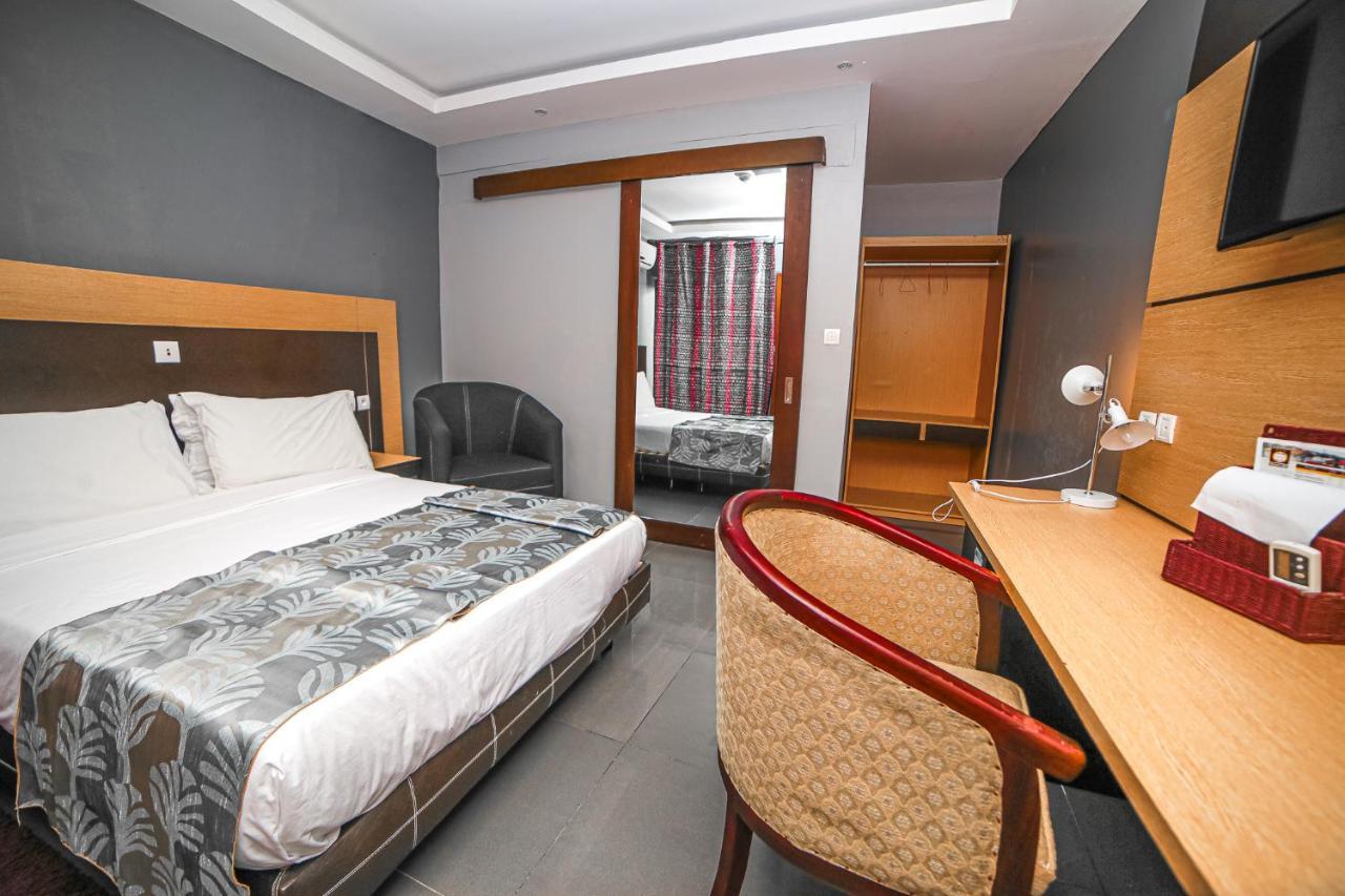 Fini Hotel Bobende Limbe Esterno foto