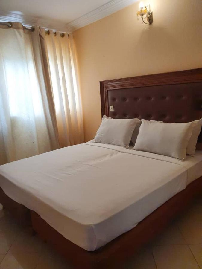 Fini Hotel Bobende Limbe Esterno foto