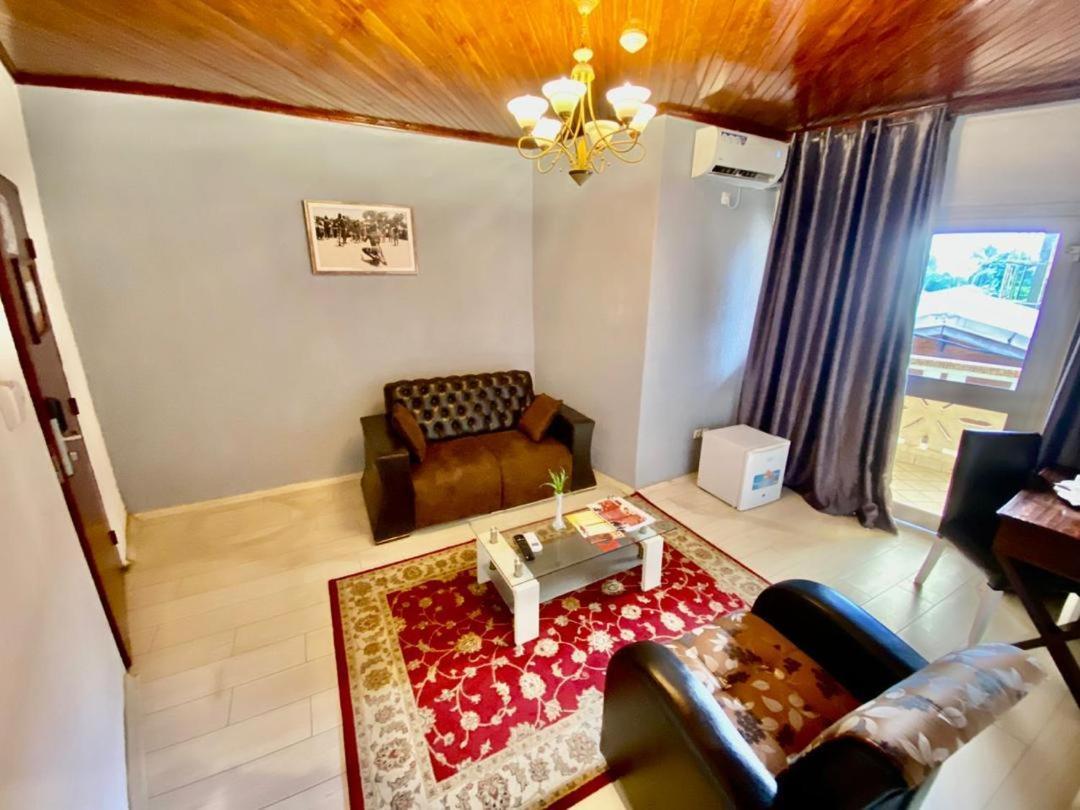 Fini Hotel Bobende Limbe Esterno foto