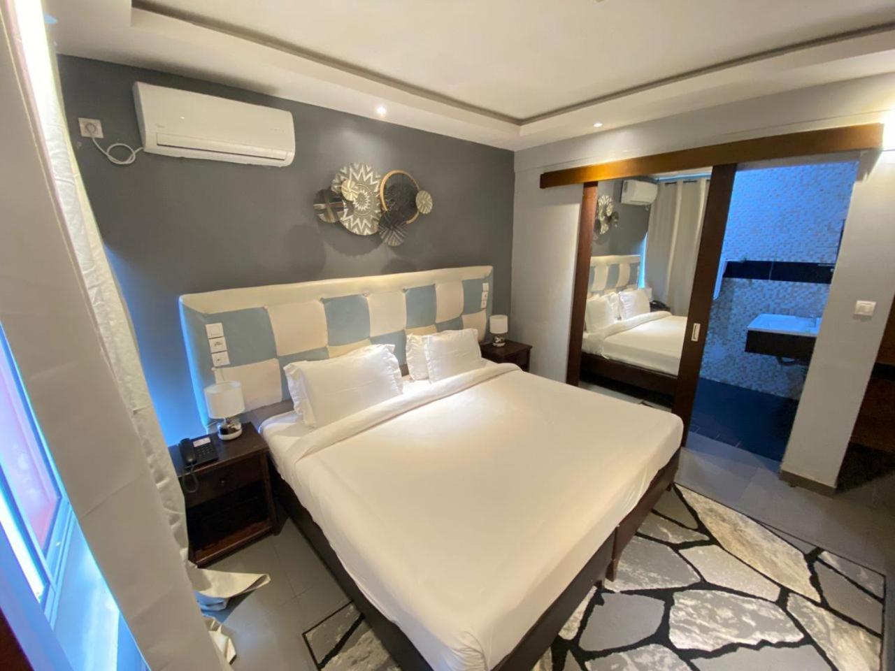 Fini Hotel Bobende Limbe Esterno foto