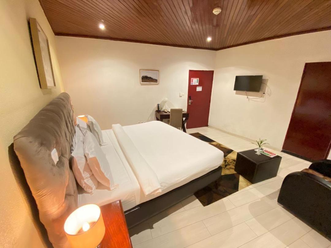Fini Hotel Bobende Limbe Esterno foto