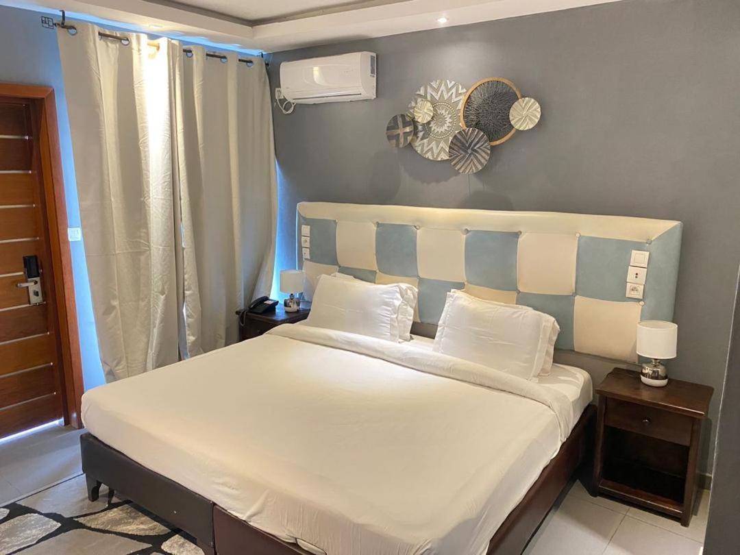 Fini Hotel Bobende Limbe Esterno foto