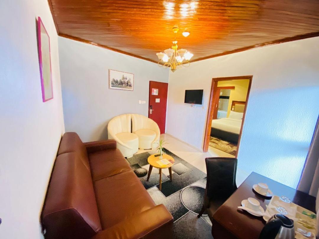 Fini Hotel Bobende Limbe Esterno foto
