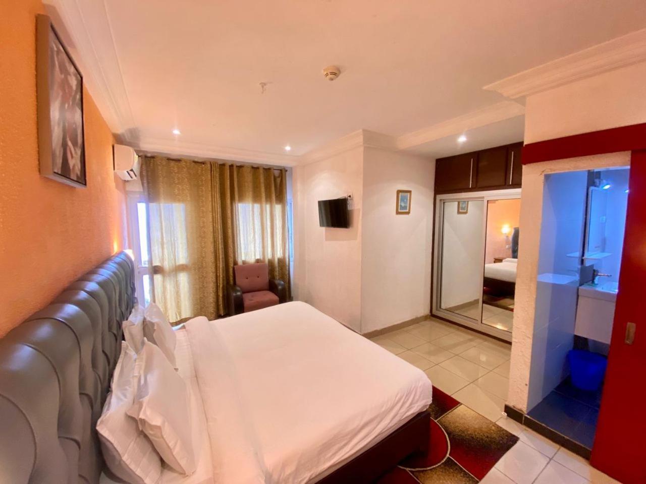Fini Hotel Bobende Limbe Esterno foto