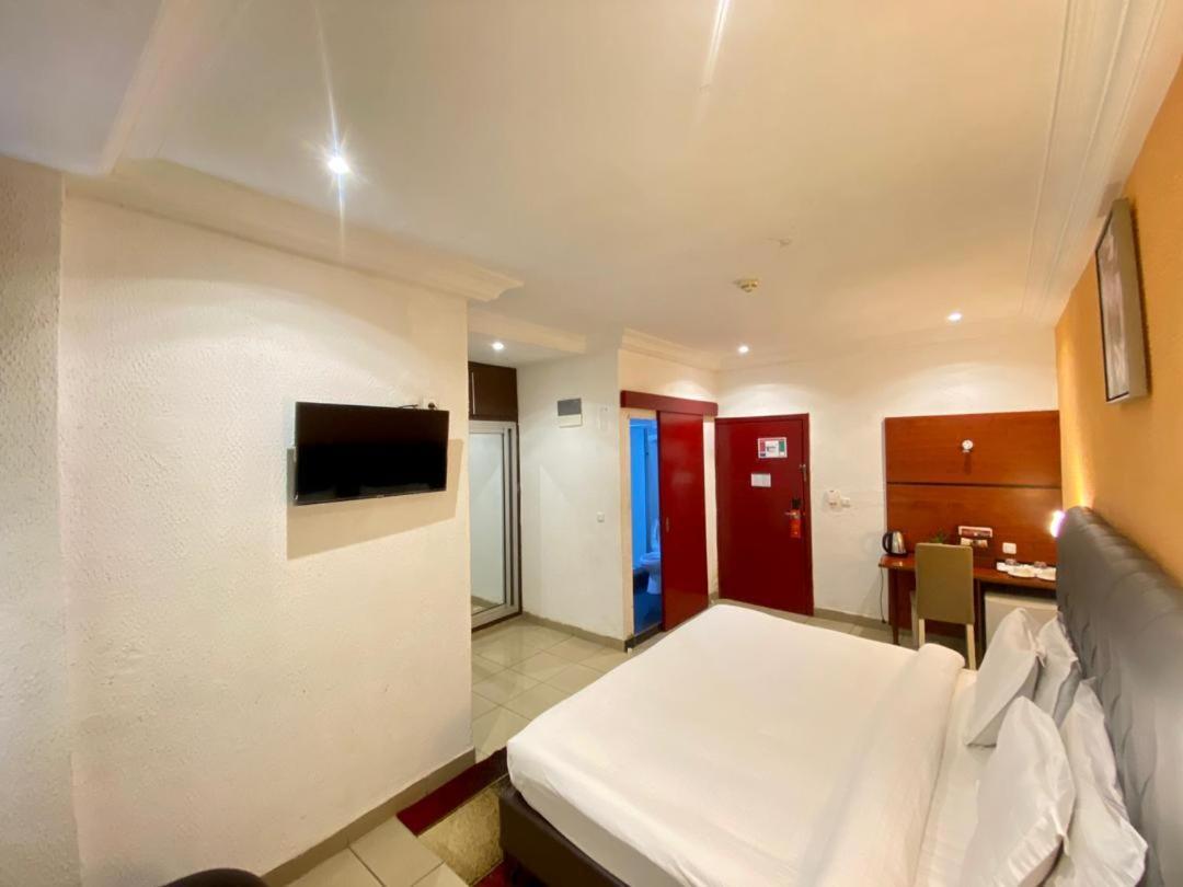 Fini Hotel Bobende Limbe Esterno foto