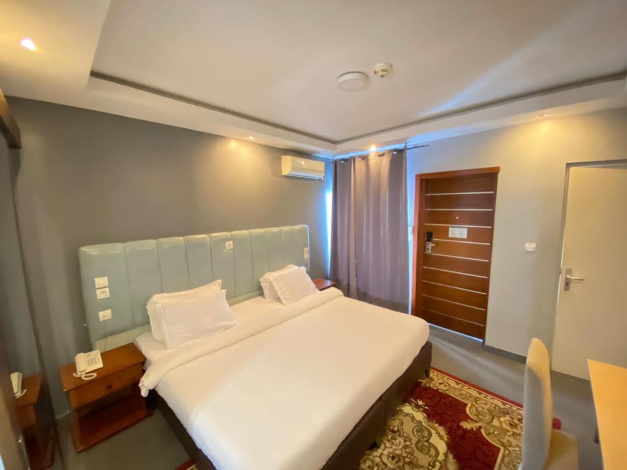 Fini Hotel Bobende Limbe Esterno foto