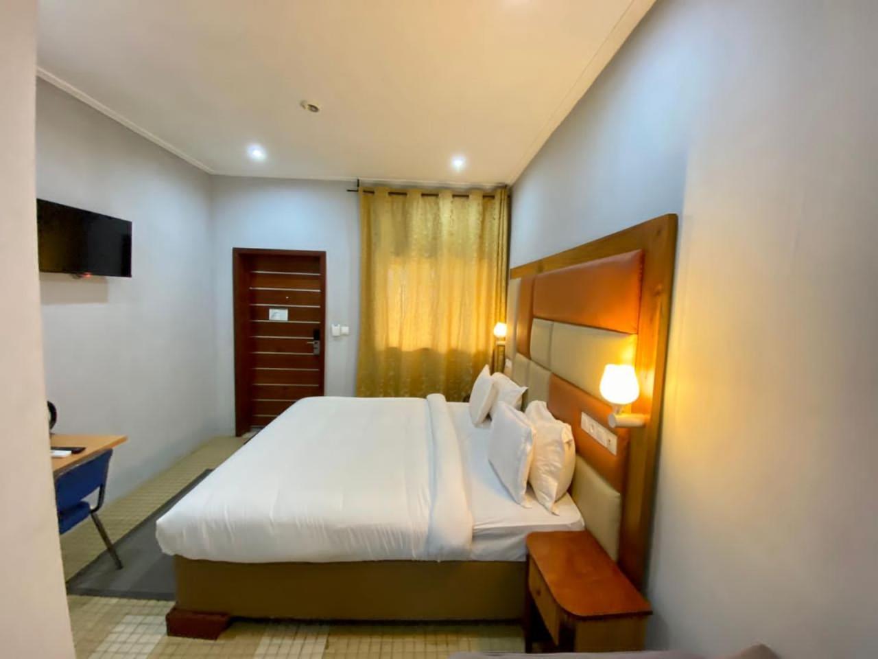 Fini Hotel Bobende Limbe Esterno foto