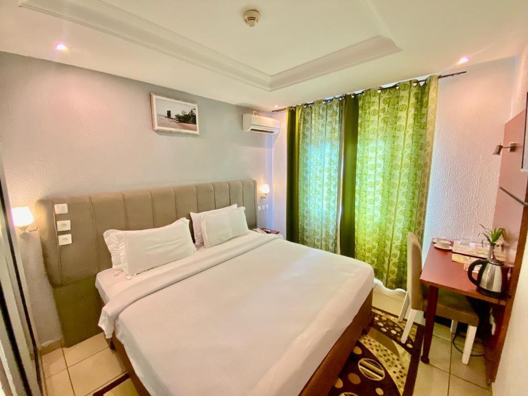 Fini Hotel Bobende Limbe Esterno foto