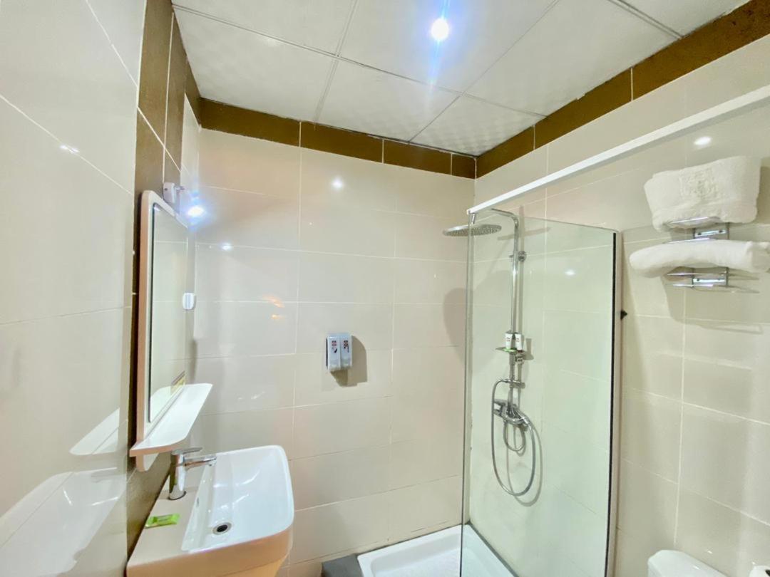 Fini Hotel Bobende Limbe Esterno foto