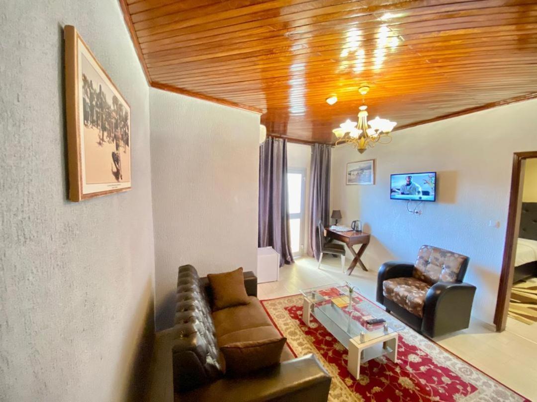 Fini Hotel Bobende Limbe Esterno foto