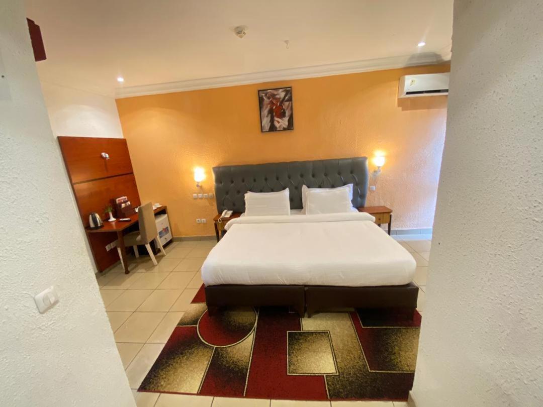 Fini Hotel Bobende Limbe Esterno foto