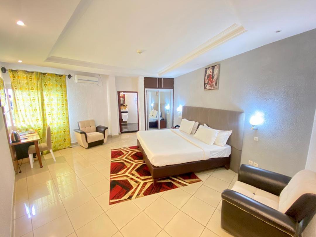 Fini Hotel Bobende Limbe Esterno foto