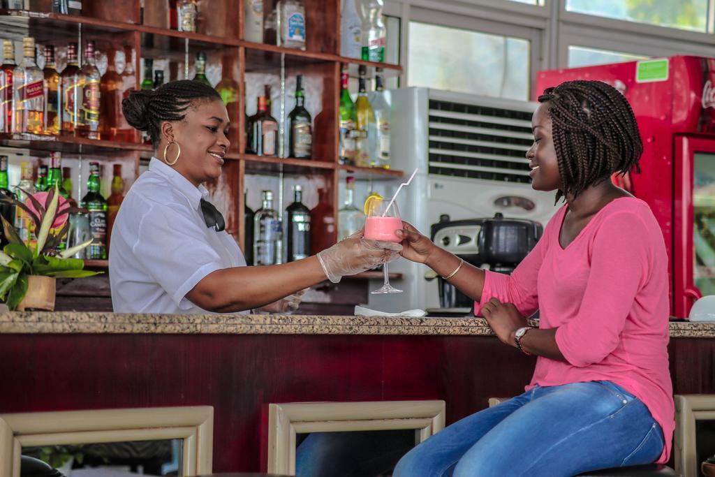 Fini Hotel Bobende Limbe Esterno foto