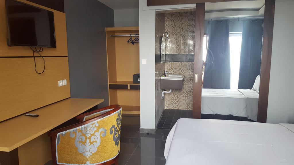 Fini Hotel Bobende Limbe Esterno foto