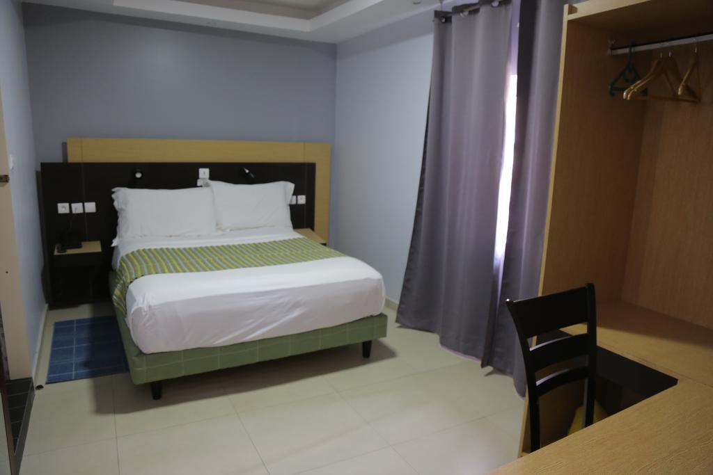Fini Hotel Bobende Limbe Esterno foto